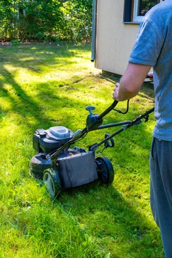 Ext&eacute;rieur, pelouse verte bien entretenue